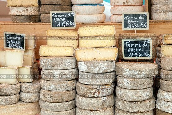 Farmer cheese on market counter. Стоковое фото, агентство Ingram Publishing / Фотобанк Лори