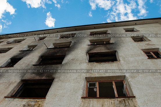 Фасад заброшенного дома. Стоковое фото, фотограф Сергей Крамарев / Фотобанк Лори