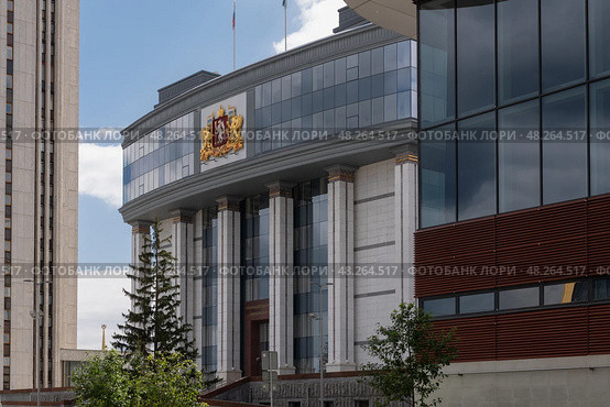 Фасад здания Законодательного собрания Свердловской области летним вечером (2024 год). Редакционное фото, фотограф Pukhov K / Фотобанк Лори