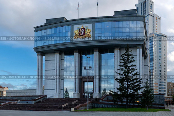 Фасад здания Законодательного собрания Свердловской области летним вечером (2024 год). Редакционное фото, фотограф Pukhov K / Фотобанк Лори