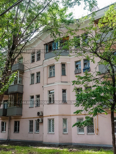 Фасад жилого четырехэтажного дома по адресу 5-я Кожуховская улица, 6 в Москве (2024 год). Редакционное фото, фотограф Константин Григорьев / Фотобанк Лори