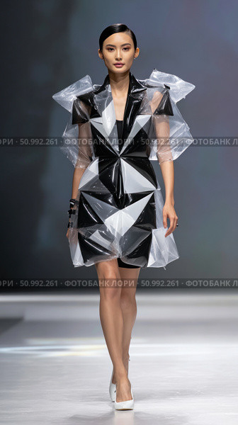 Fashion model walking runway showcasing avant garde geometric design dress. Стоковое фото, фотограф Юрий Поздников / Фотобанк Лори