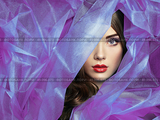 Fashion photo of beautiful women under purple veil. Beauty portrait. Perfect makeup. Eyelashes. Lips. Cosmetic Eyeshadow. Стоковое фото, агентство Ingram Publishing / Фотобанк Лори