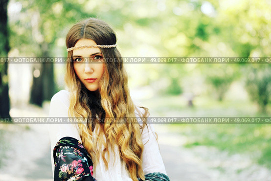 Fashion portrait of beautiful hippie young woman wearing boho chic clothes and summer hat outdoors. Soft warm vintage color tone. Artsy bohemian style. Стоковое фото, агентство Ingram Publishing / Фотобанк Лори
