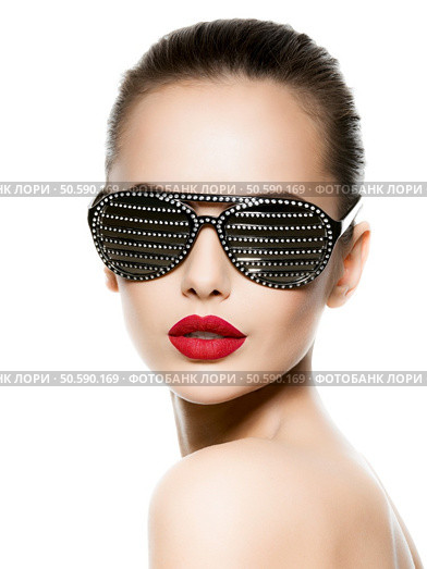 Fashion portrait of  woman wearing black sunglasses with diamonds and red lips. Стоковое фото, агентство Ingram Publishing / Фотобанк Лори