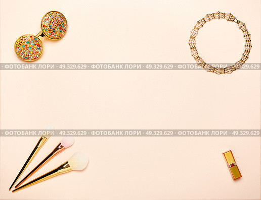 Fashionable Women’s Cosmetics and Accessories. Falt Lay. Stylish Sunglass. Make-Up Lipstick and Brushes. Gold Necklace. Women Accessories. Стоковое фото, агентство Ingram Publishing / Фотобанк Лори