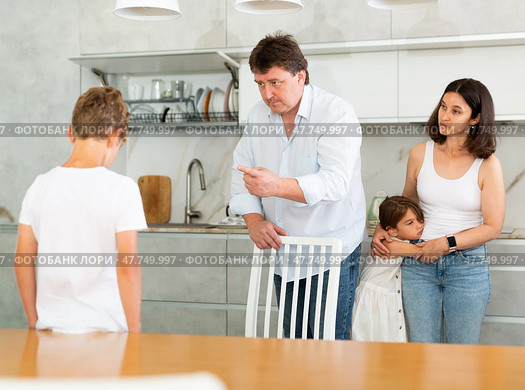 Father and mother, scolding little son and daughter for disobedience. Стоковое фото, фотограф Яков Филимонов / Фотобанк Лори