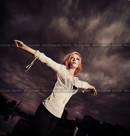 Fearless woman before the storm. Стоковое фото, агентство Ingram Publishing / Фотобанк Лори