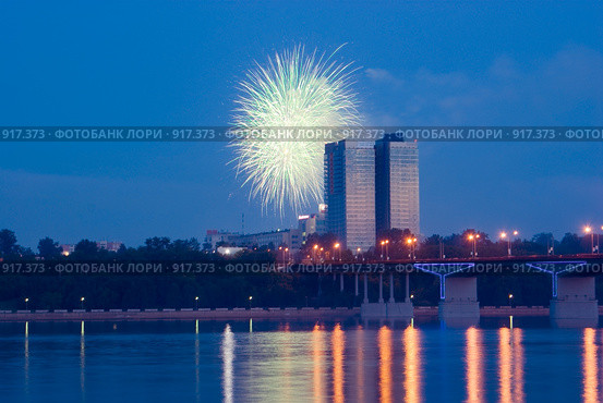 Фейерверк в День города, Пермь, река Кама (2009 год). Стоковое фото, фотограф Александр  Буторин / Фотобанк Лори