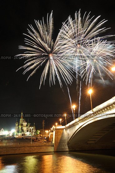 Фейерверки над Васильевским Спуском. День города Москвы (2016 год). Стоковое фото, фотограф Артур Лукьянов / Фотобанк Лори