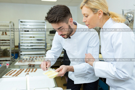 female and male chocolate maker. Стоковое фото, агентство Ingram Publishing / Фотобанк Лори