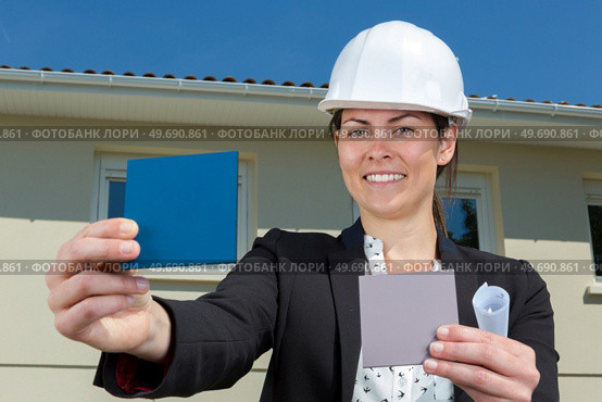 female architect picking exterior color for project. Стоковое фото, агентство Ingram Publishing / Фотобанк Лори