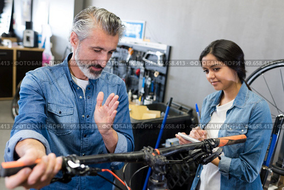 female bicycle part assembler. Стоковое фото, агентство Ingram Publishing / Фотобанк Лори