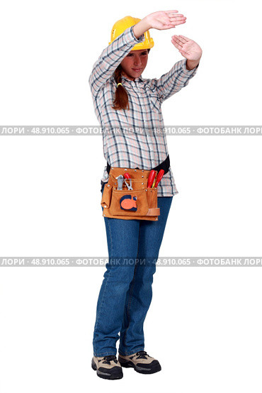 Female builder shielding face. Стоковое фото, агентство Ingram Publishing / Фотобанк Лори