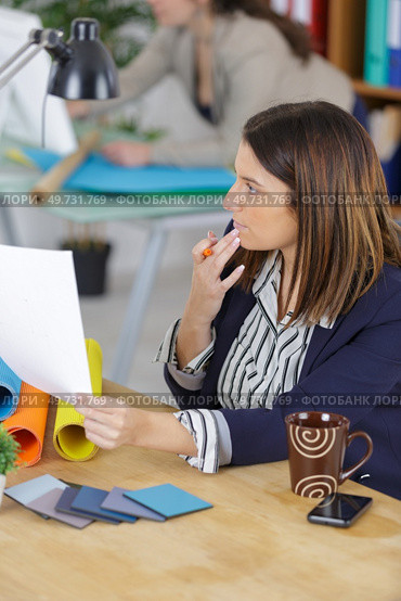 female designer in office working with colour samples. Стоковое фото, агентство Ingram Publishing / Фотобанк Лори