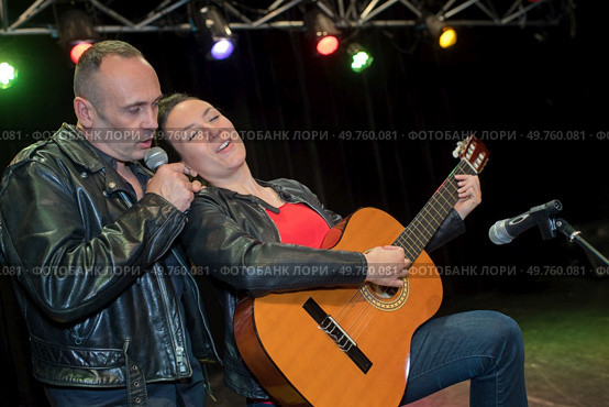 female guitarist and singer performing on stage. Стоковое фото, агентство Ingram Publishing / Фотобанк Лори