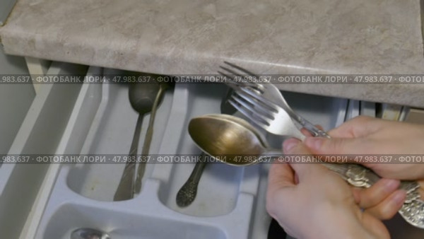 Female hands open cabinet drawer and put forks and spoons into container. Стоковое видео, видеограф Катерина Белякина / Фотобанк Лори