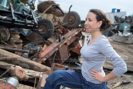 female junkyard worker smiling. Стоковое фото, агентство Ingram Publishing / Фотобанк Лори