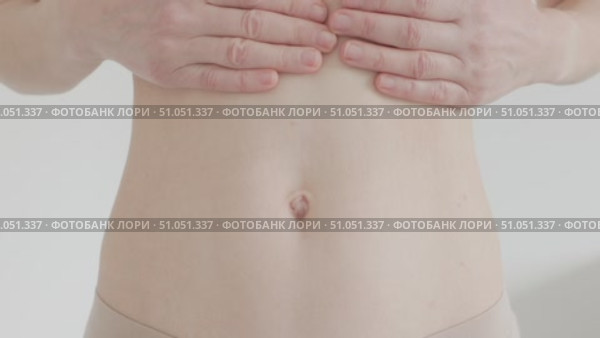 Female navel area pulled showing sagging upper skin. Стоковое видео, видеограф Olesia Kondrateva / Фотобанк Лори