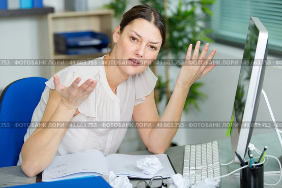 female office worker making questioning gesture of incomprehension. Стоковое фото, агентство Ingram Publishing / Фотобанк Лори