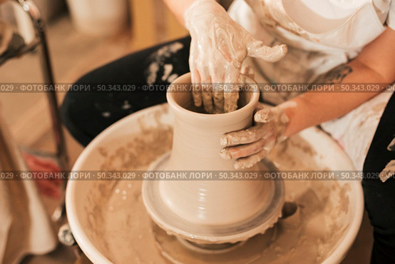 female potter s hand making ceramic pot with clay pottery wheel. Стоковое фото, агентство Ingram Publishing / Фотобанк Лори