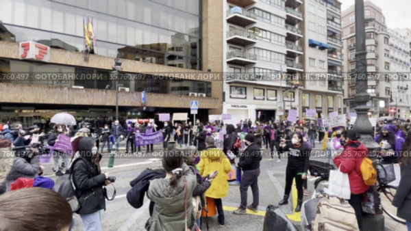 Female protesting act on 8th March in Valencia, Spain (2021 год). Редакционное видео, видеограф Данил Руденко / Фотобанк Лори