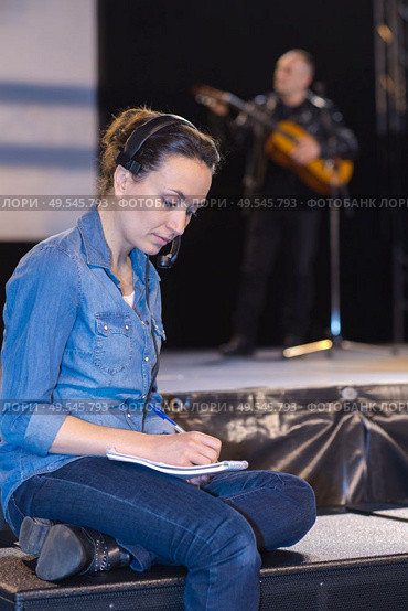 female sound engineer on stage. Стоковое фото, агентство Ingram Publishing / Фотобанк Лори