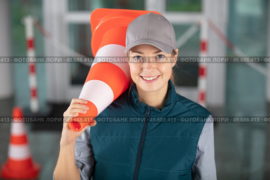 female worker holding construction cone. Стоковое фото, агентство Ingram Publishing / Фотобанк Лори