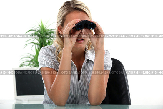 Female worker with binoculars. Стоковое фото, агентство Ingram Publishing / Фотобанк Лори