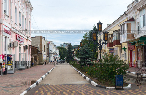 Feodosia, Crimea, Russia, September 24, 2022: View of Zemskaya pedestrian street. Редакционное фото, фотограф Алексей Антипов / Фотобанк Лори