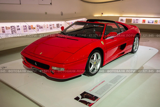 Феррари 355 GTS 1996 г. музее Энцо Феррари в Модена, Италия (2019 год). Редакционное фото, фотограф Сергей Веселовский / Фотобанк Лори