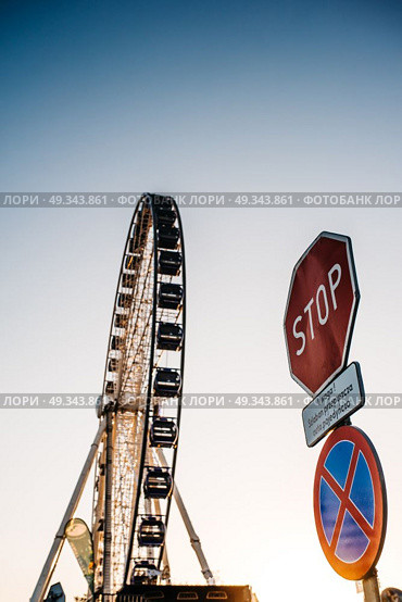 Ferris wheel against the blue sky in the port city Gdynia Poland. Стоковое фото, агентство Ingram Publishing / Фотобанк Лори