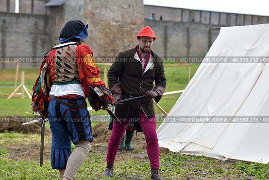 Festival of medieval reconstruction "Russian fortress", Fencing on swords in medieval costumes (2015 год). Редакционное фото, фотограф Анна Кривицкая / Фотобанк Лори