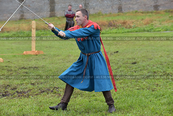 Festival of medieval reconstruction "Russian fortress", Fencing on swords in medieval costumes (2015 год). Редакционное фото, фотограф Анна Кривицкая / Фотобанк Лори