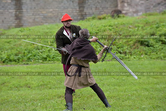 Festival of medieval reconstruction "Russian fortress", Fencing on swords in medieval costumes (2015 год). Редакционное фото, фотограф Анна Кривицкая / Фотобанк Лори