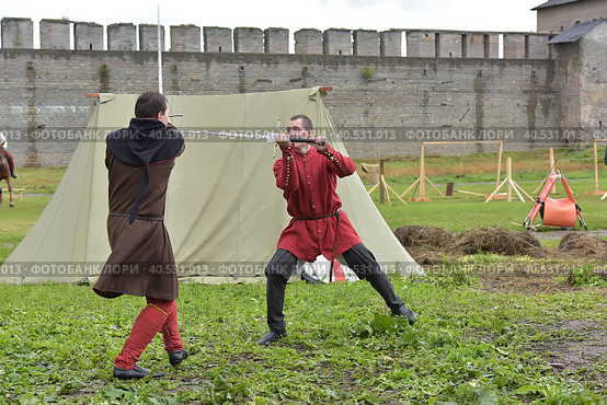 Festival of medieval reconstruction "Russian fortress", Fencing on swords in medieval costumes (2015 год). Редакционное фото, фотограф Анна Кривицкая / Фотобанк Лори