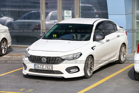 Fiat Egea (2021 год). Редакционное фото, фотограф Art Konovalov / Фотобанк Лори