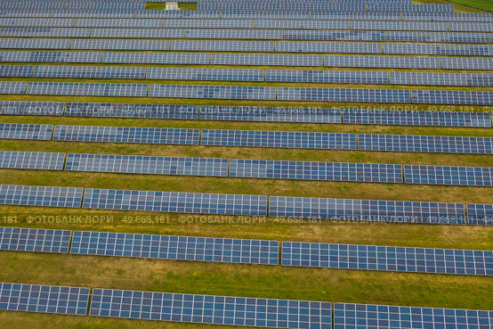 field with solar panels. Alternative energy source. Стоковое фото, агентство Ingram Publishing / Фотобанк Лори