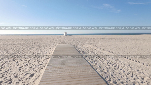 Figueira da Foz Beach, Portugal, with a clear blue sky and fine sand. Стоковое фото, агентство Ingram Publishing / Фотобанк Лори