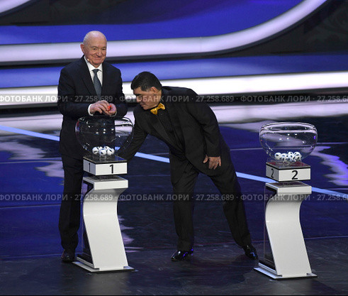 Финальная жеребьевка ЧМ по футболу ФИФА 2018 в России. Final Draw for the 2018 FIFA World Cup Russia. Легенды футбола Никита Симонян и Диего Марадона. (2017 год). Редакционное фото, фотограф Александр С. Курбатов / Фотобанк Лори