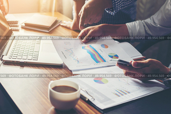 Financial,accounting,investment advisor consulting with her team at office.. Financial,accounting,investment advisor consulting with her team. Стоковое фото, агентство Ingram Publishing / Фотобанк Лори
