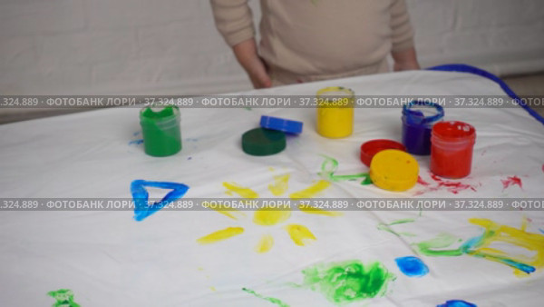 Finger safe children's paints on the table and children's hands. Стоковое видео, видеограф Наталья Гармашева / Фотобанк Лори