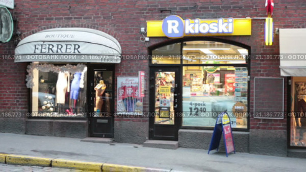 Финский сетевой магазин шаговой доступности R-kioski в центральной части города Хельсинки, Финляндия (2016 год). Редакционное видео, видеограф Кекяляйнен Андрей / Фотобанк Лори