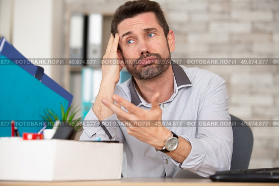 fired businessman holding box with personal belongings. Стоковое фото, агентство Ingram Publishing / Фотобанк Лори