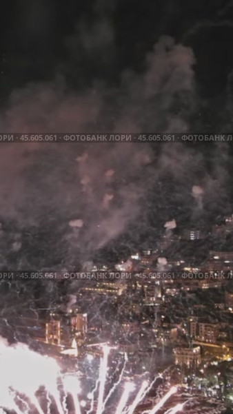 Fireworks with colorful lights over sea. Стоковое видео, видеограф Михаил Коханчиков / Фотобанк Лори