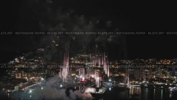 Fireworks with colorful lights over sea. Стоковое видео, видеограф Михаил Коханчиков / Фотобанк Лори