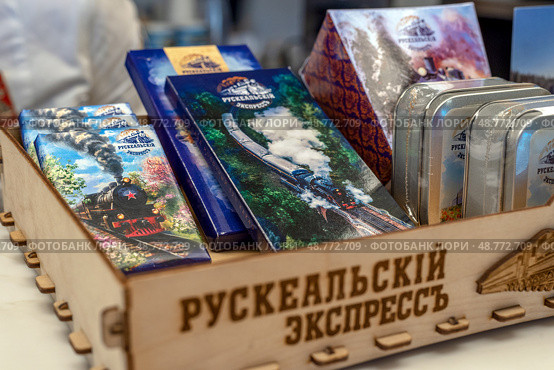 Фирменный шоколад с изображением паровоза на обёртке и конфеты в вагоне-ресторане поезда «Рускеальский экспресс» Редакционное фото, фотограф Румянцева Наталия / Фотобанк Лори