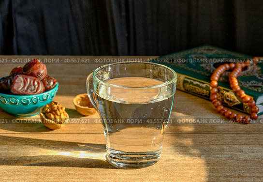 First water and meal, Muslim fast Eid al, Uraza. Стоковое фото, фотограф Ирина Кононова / Фотобанк Лори