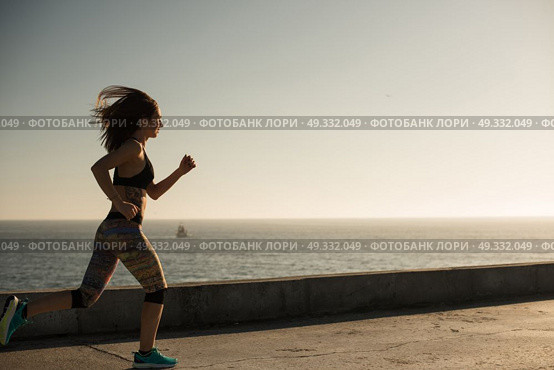 Fitness woman doing exercices on summer sunset. Стоковое фото, агентство Ingram Publishing / Фотобанк Лори