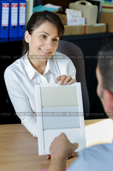 fitted furniture merchandiser showing sample of planks. Стоковое фото, агентство Ingram Publishing / Фотобанк Лори